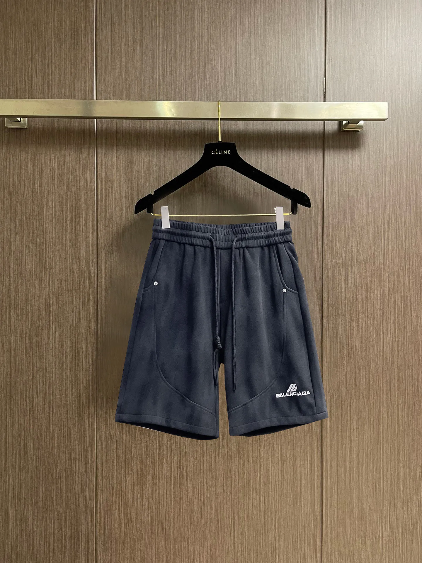 Balenciaga's three-standard complete 2026 summer New Arrival men's casual shorts, advanced custom-made Breathable fabric, Breathable fabric, extremely stretchy and comfortable, impeccable details, top-grade accessories, original logo design concept, delicate and soft feel! The upper body fit is awesome! Size: M-XXXL Please state your height and weight when ordering
